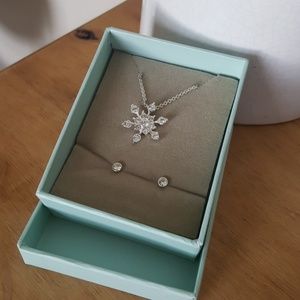 Pretty snowflake fashion jewelry necklace set.
